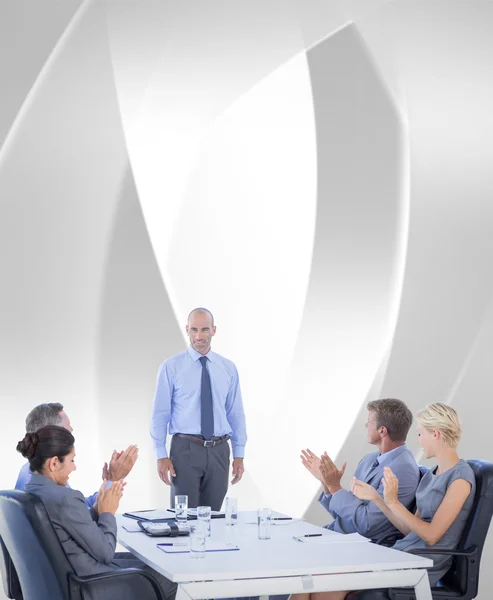 Mensen uit het bedrijfsleven applaudisseren tijdens vergadering — Stockfoto