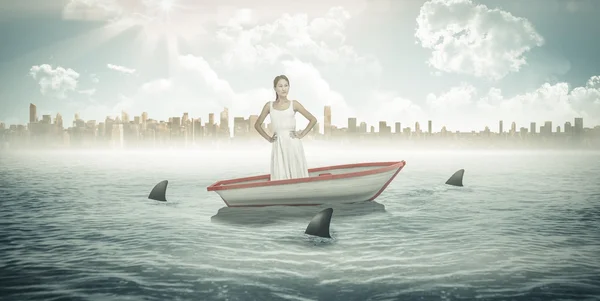 Mujer en barco mirando hacia otro lado contra los tiburones —  Fotos de Stock