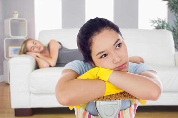 Onrustige vrouw leunend op een mop — Stockfoto