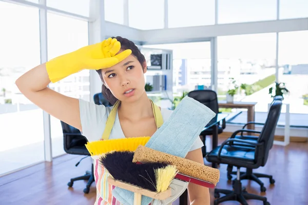 Κουρασμένος γυναίκα εκμετάλλευση εργαλεία καθαρισμού — Φωτογραφία Αρχείου