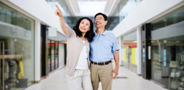 Casal segurando um ao outro — Fotografia de Stock