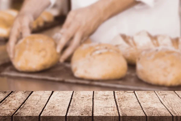 Ellenőrzése a frissen sült kenyér Baker — Stock Fotó