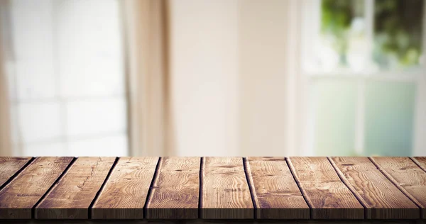 Tavolo in legno contro soggiorno — Foto Stock