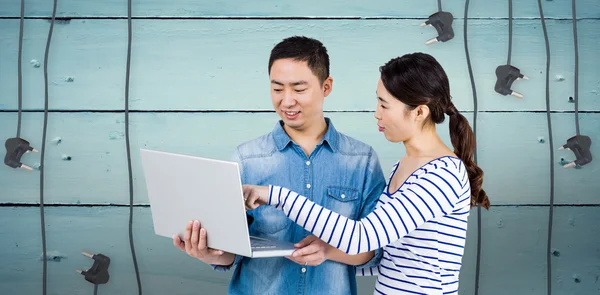 Casal usando laptop — Fotografia de Stock