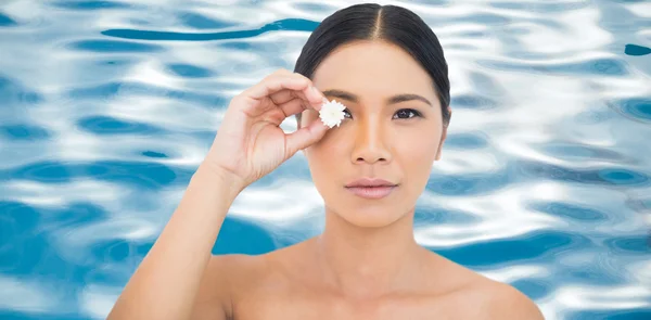 Mujer sosteniendo flor blanca — Foto de Stock