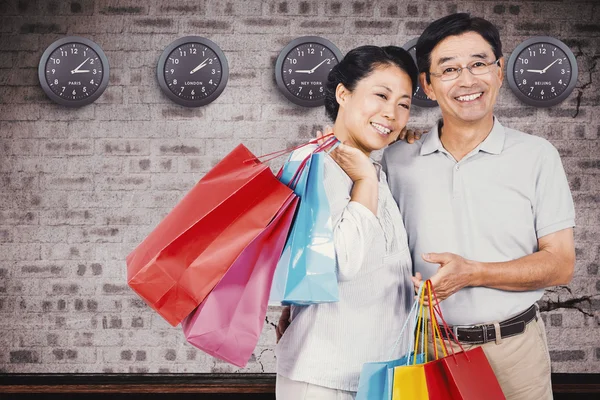 Casal asiático com sacos de compras — Fotografia de Stock