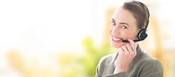 Mujer de negocios con auriculares usando computadora — Foto de Stock