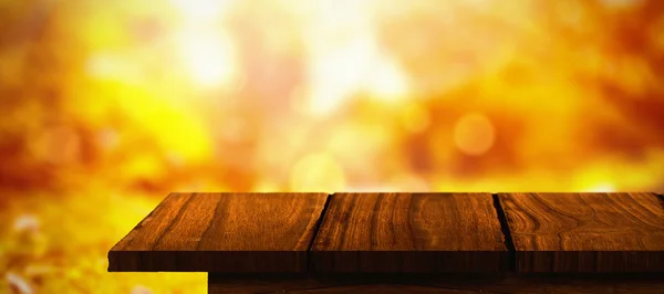 Podea din lemn împotriva scenei de toamnă — Fotografie, imagine de stoc