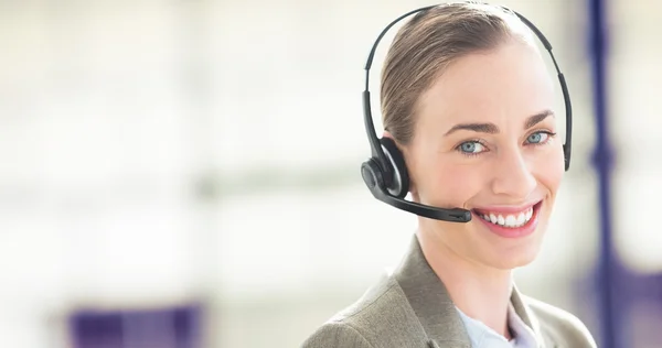 Geschäftsfrau mit Headset am Computer — Stockfoto