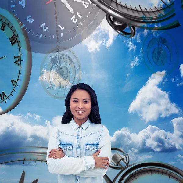 Woman with arms crossed smiling — Stock Photo, Image