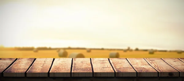 Escritorio de madera contra fardos de heno — Foto de Stock