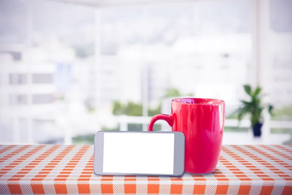 Smartphone et tasse de café rouge — Photo