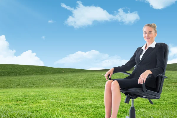 Empresária sentada em cadeira giratória — Fotografia de Stock