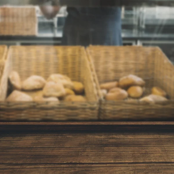Garçom em avental escolhendo pão — Fotografia de Stock