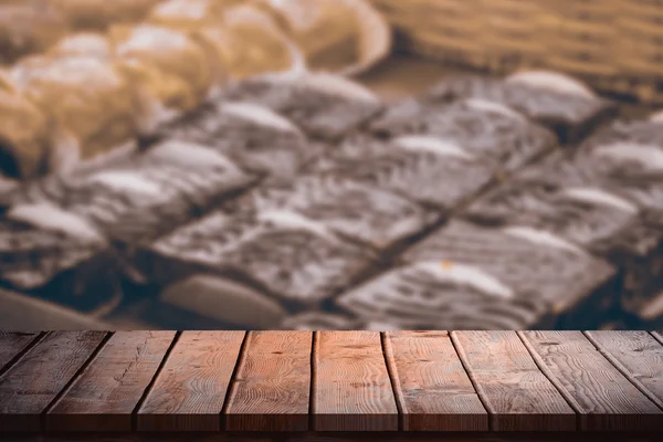 Cesta con pan fresco y pastelería — Foto de Stock