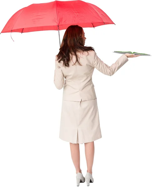 Frau mit Regenschirm und Rasenbuch — Stockfoto