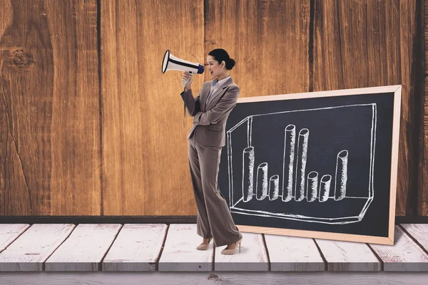 Бізнес-леді кричить через мегафон — стокове фото