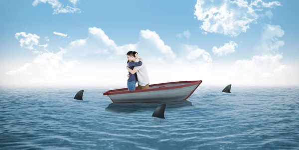 Casal abraçando uns aos outros no barco — Fotografia de Stock