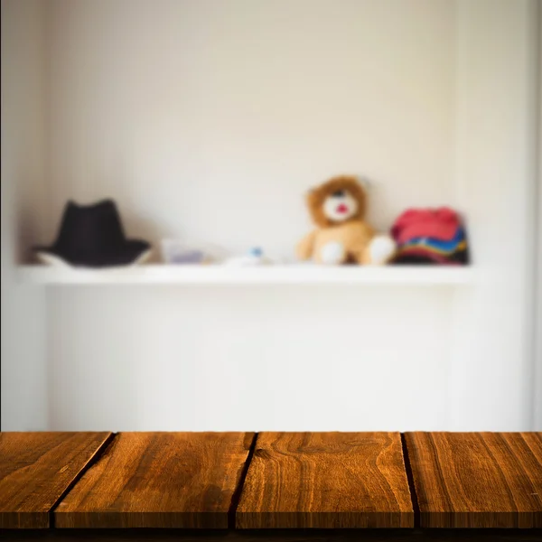 Mesa de madeira contra prateleira com objetos — Fotografia de Stock