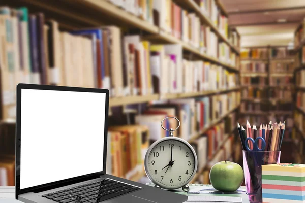 Laptop tegen sluiten openstellen voor lectuur — Stockfoto