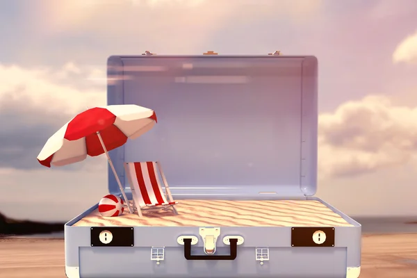 Valise contre plage avec ciel bleu — Photo