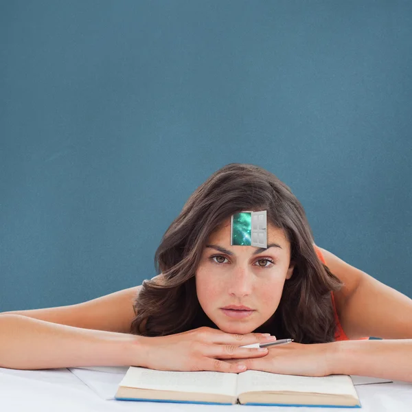 Estudiante cabeza en libros — Foto de Stock