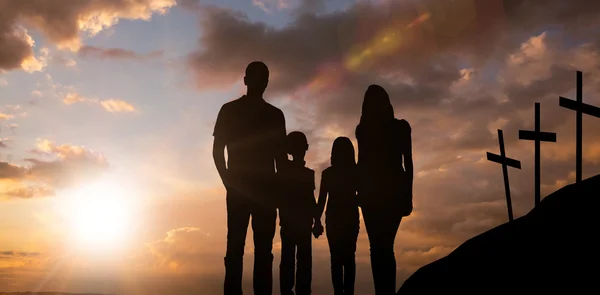 Imagen compuesta de familia alegre cogida de la mano — Foto de Stock