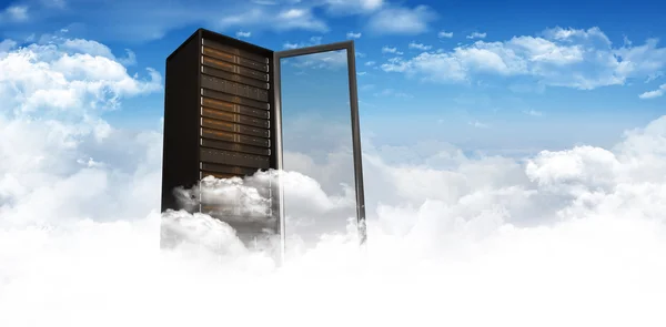 Torre del servidor contra el cielo con nubes — Foto de Stock