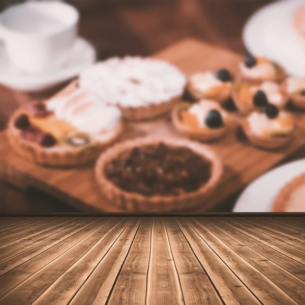 Bandeja de madera de pasteles sabrosos — Foto de Stock