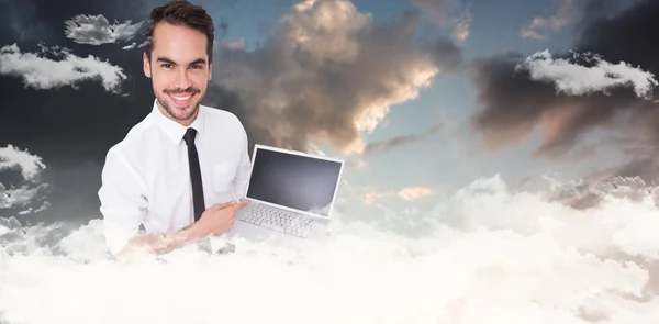 Lächelnder Geschäftsmann zeigt auf seinen Laptop — Stockfoto