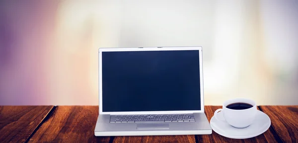 Planta na mesa no escritório — Fotografia de Stock