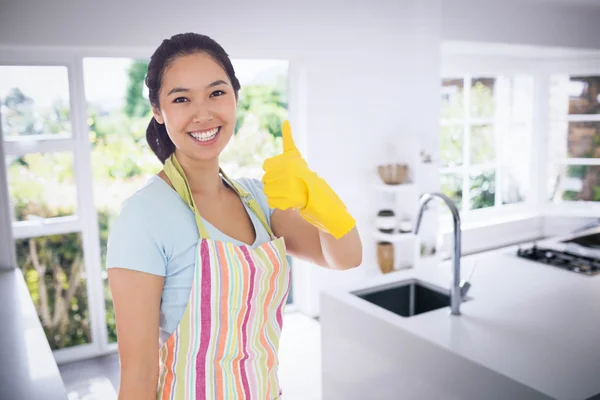 Vrouw in het schoonmaken van kleren geven duimen omhoog — Stockfoto