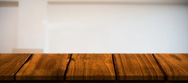 Houten bureau tegen de witte muur — Stockfoto