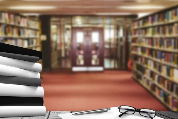 Escrivaninha contra a entrada da biblioteca da faculdade — Fotografia de Stock