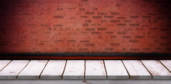 Красная стена с паркетом — стоковое фото
