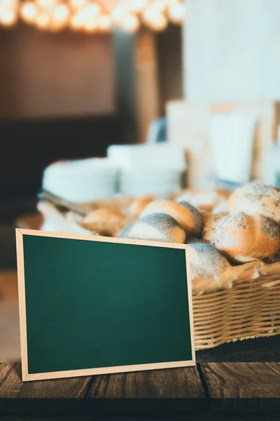 Cesta com pão fresco e delicioso — Fotografia de Stock