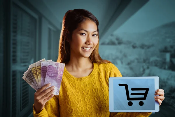 Mulher mostrando tablet e notas bancárias — Fotografia de Stock
