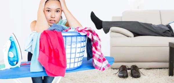 Mujer harta de planchar —  Fotos de Stock