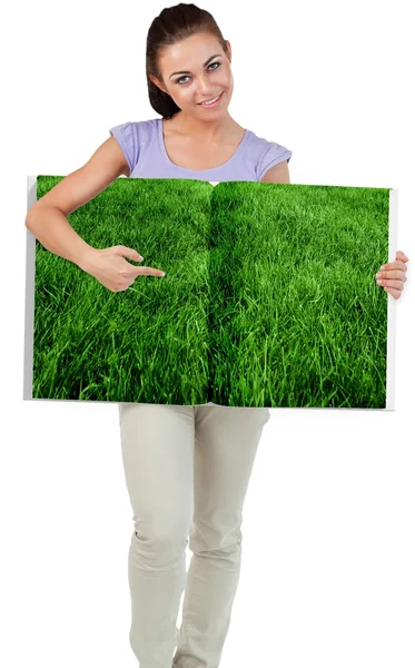 女人指点草坪书 — 图库照片