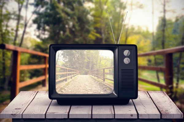 Tv retrò contro ponte con ringhiere — Foto Stock