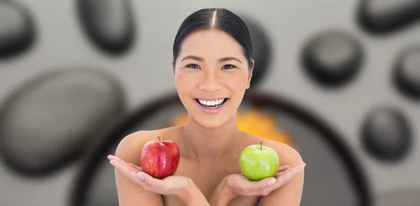 Mulher segurando maçãs em ambas as mãos — Fotografia de Stock