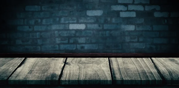 Деревянный стол против стены — стоковое фото