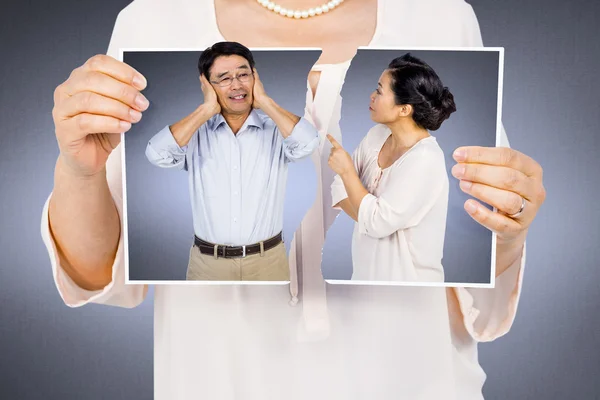 Mujer sosteniendo desgarrado foto —  Fotos de Stock