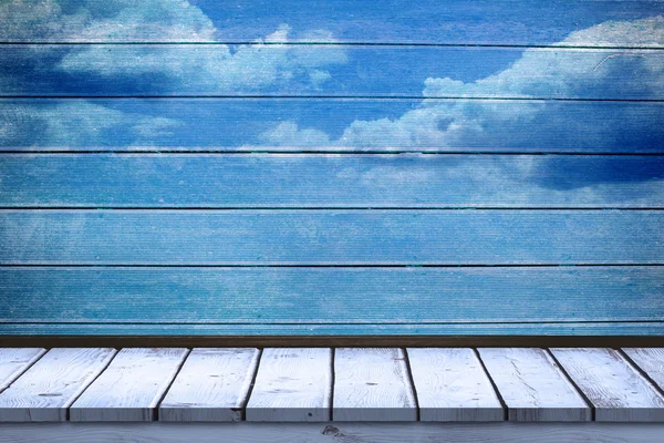 Dřevěný stůl proti modré obloze — Stock fotografie
