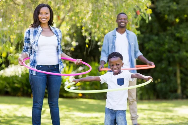 Felice famiglia hooping insieme — Foto Stock