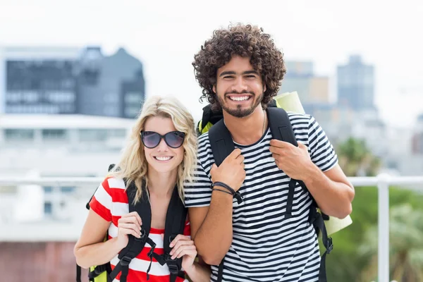 Porträt eines jungen Paares mit Sonnenbrille — Stockfoto