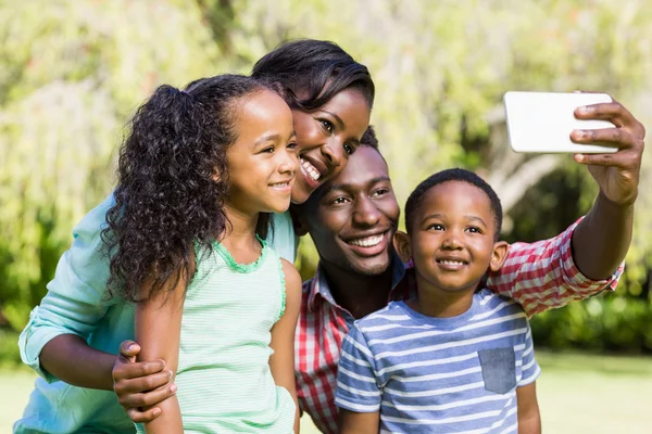 Glad familj med bild — Stockfoto