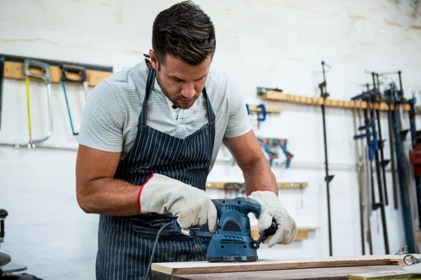 Schreiner arbeitet an seinem Handwerk — Stockfoto