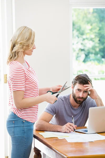 Kvinnan skära ett kreditkort — Stockfoto