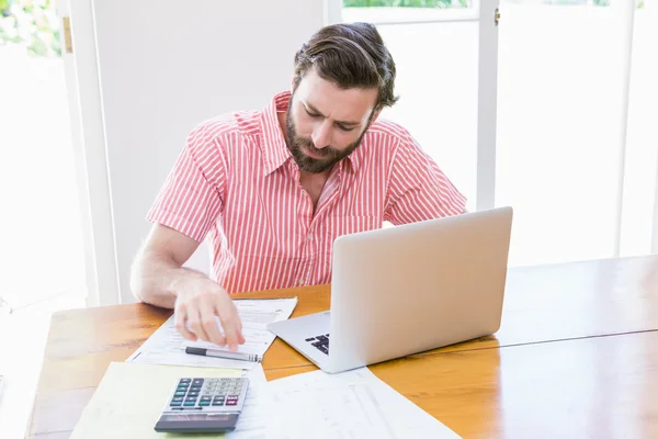 Junger Mann berechnet seine Rechnungen — Stockfoto